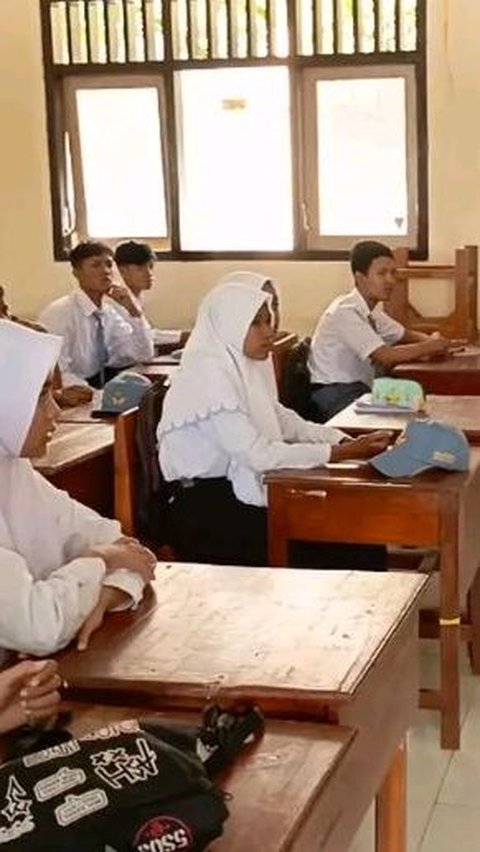 Cerita Pilu Siswa di Madura Tak Mampu Beli Seragam, Rela Pakai Celana Kakaknya yang Kebesaran