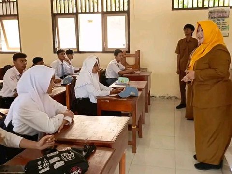 Cerita Pilu Siswa di Madura Tak Mampu Beli Seragam, Rela Pakai Celana Kakaknya yang Kebesaran