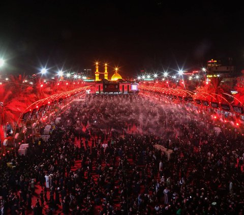 Ribuan muslim Syiah itu berkumpul untuk mengikuti serangkaian kegiatan berkabung untuk mengenang penderitaan Imam Husain dan para pengikutnya.