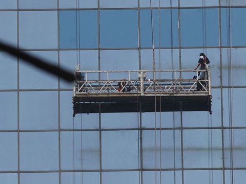 FOTO: Gedung Pencakar Langit Jakarta Kusam Akibat Polusi Udara