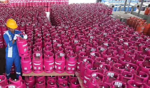 Nanda, salah satu konsumen yang mendatangi pangkalan LPG milik Ruli ternyata menukar 2 tabung LPG 3 Kg miliknya dengan tabung pink.