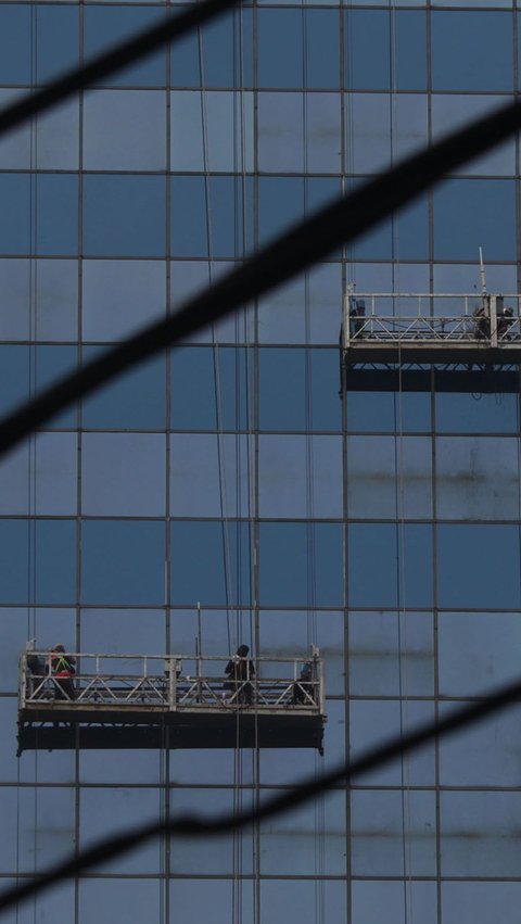 FOTO: Gedung Pencakar Langit Jakarta Kusam Akibat Polusi Udara