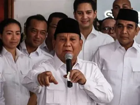 Momen Hangat Prabowo dan Ganjar Berpelukan, Kompak Pakai Baju Kotak-Kotak