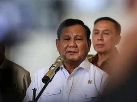 Momen Hangat Prabowo dan Ganjar Berpelukan, Kompak Pakai Baju Kotak-Kotak