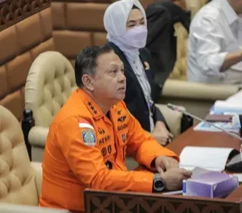 Wakil Ketua Komisi III DPR RI Ahmad Sahroni meminta Presiden Joko Widodo turun tangan menengahi polemik penetapan tersangka Kabasarnas antara KPK dan TNI.