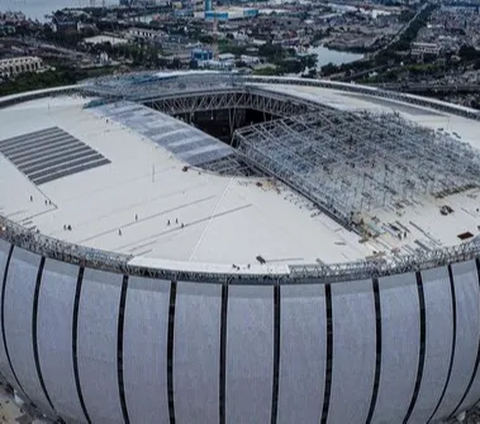 Perwakilan FIFA melakukan inspeksi ke lapangan sepakbola Jakarta International Stadium (JIS).