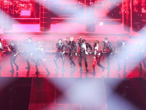 FOTO: Penampilan The Boys Bakar Semangat Penggemar saat Konser di Jakarta