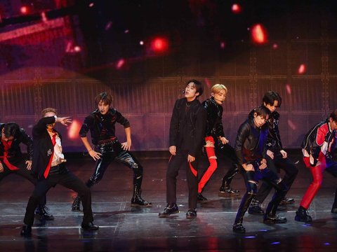 FOTO: Penampilan The Boys Bakar Semangat Penggemar saat Konser di Jakarta