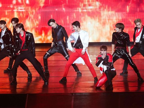 FOTO: Penampilan The Boys Bakar Semangat Penggemar saat Konser di Jakarta