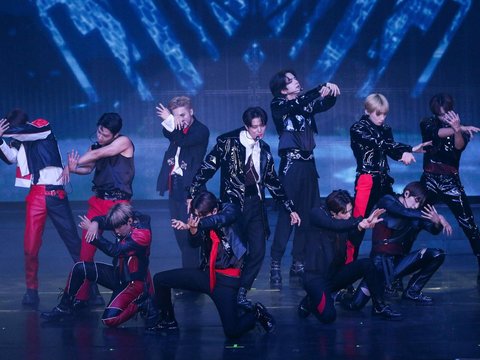 FOTO: Penampilan The Boys Bakar Semangat Penggemar saat Konser di Jakarta