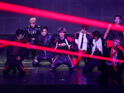 FOTO: Penampilan The Boys Bakar Semangat Penggemar saat Konser di Jakarta