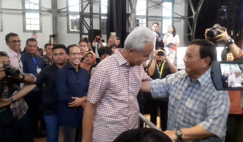 Dalam acara diskusi Belajaraya ini, Ganjar dan Prabowo sempat bertemu. Bahkan keduanya berpelukan.