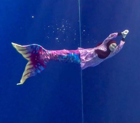 Begini gaya Ricis sebagai seorang mermaid. Ia cenderung memilih ekor warna-warna terang selama menyelam. Kondisi itu berbeda dengan Shindy yang memilih warna pink dan putih untuk ekor mermaidnya.