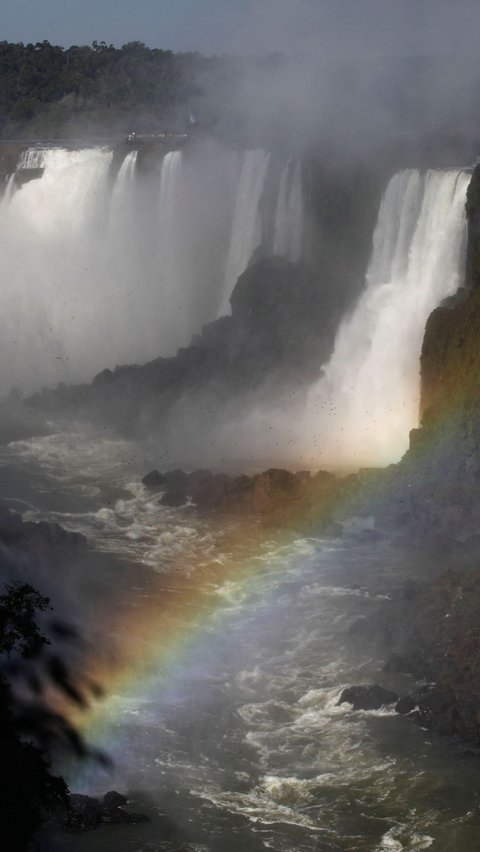 Selain itu, panoramanya yang masih alami membuat air terjun ini mengalahkan keindahan Air Terjun Niagara di Kanada.