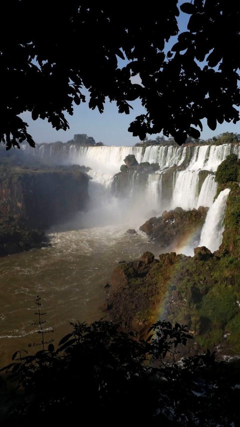 Luas Air Terjun Iguazu mencapai 2.700 meter dan terletak di perbatasan antara Argentina dengan Brasil.