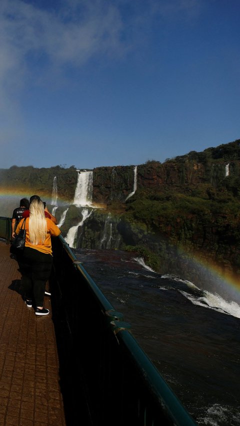 Air Terjun Iguazu diketahui terbentuk dari hasil letusan gunung berapi sehingga menciptakan lubang yang besar dan dialiri air secara alami.