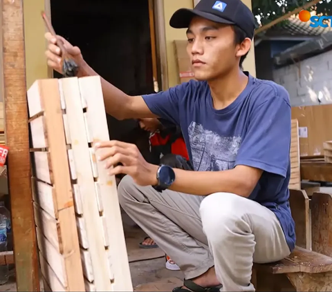 Pria di Bogor Sukses Sulap Kayu Bekas jadi Rak Estetik, Omzetnya Capai Rp45 Juta Per Bulan