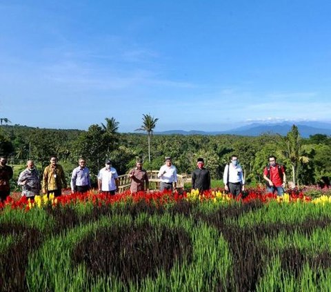 Selain menikmati suasana pantai dan matahari terbit di Pantai Cacalan, wisatawan juga berlibur dengan bermain kano. <br /><br />