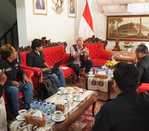 Komunitas Ojek Online (Kajol) Indonesia bertemu bakal calon presiden dari PDI-P Ganjar Pranowo. Para driver itu menyampaikan dukungan dan harapannya ke Ganjar.
