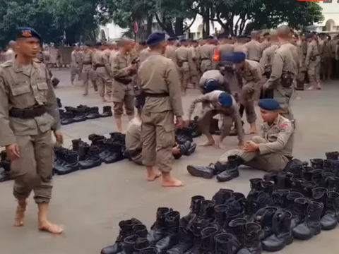 Melaksanakan Ibadah Salat di Markas Brimob