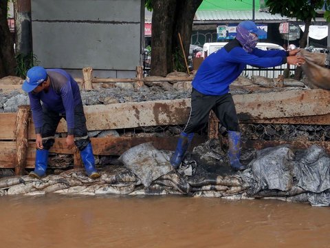 Kerahkan Pasukan Biru Bersihkan Selokan Kompleknya di Bekasi, Ini Sanksi untuk Kasudin SDA Jakpus