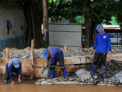 Kerahkan Pasukan Biru Bersihkan Selokan Kompleknya di Bekasi, Ini Sanksi untuk Kasudin SDA Jakpus