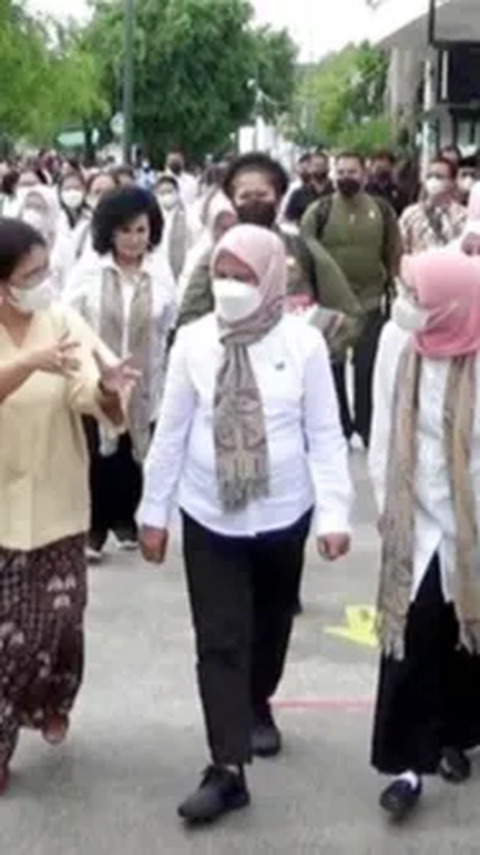 Warga Histeris Ingin Foto Bareng dan Beri Oleh-oleh Pisang Ke Ibu Iriana, Lalu Ditaruh di Mobil RI 1