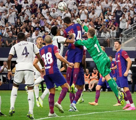 Kemelut yang terjadi di depan gawang Real Madrid saat Barcelona berusaha memanfaatkan bola lepas pada babak kedua pertandingan persahabatan pramusim di AT&T Stadium di Arlington, Texas.