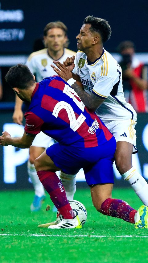 Duel Barcelona vs Real Madrid yang berlangsung sengit itu juga diwarnai puluhan pelanggaran dan keributan akibat tensi laga yang sangat tinggi.
