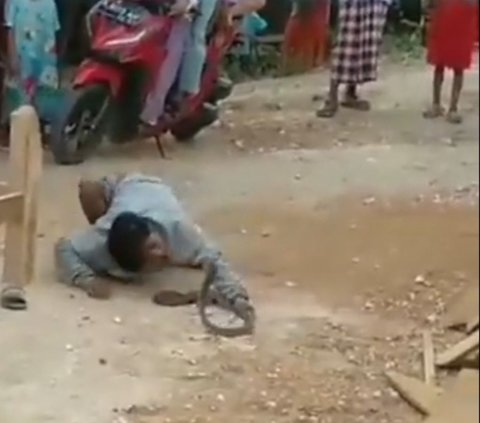 Viral Video Pengamen di Grobogan Dipatuk Ular Kobra saat Beraksi, Berujung Nyawa Melayang