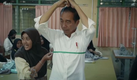 Jokowi beralasan, produksi dari hasil tangan pelajar sekolah nyatanya tidak kalah saing dengan brand terkenal di pasaran.