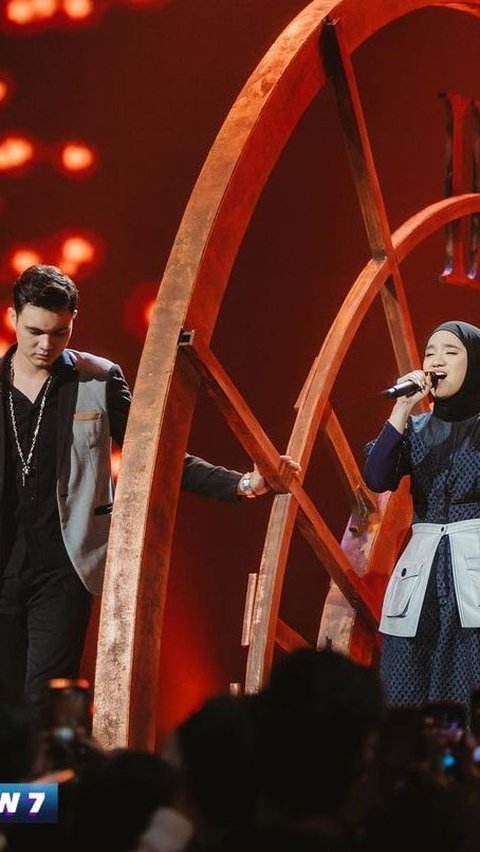 Nyoman Paul juga pernah duet dengan Nabila Idol saat masih ikut kompetisi bernyanyi.