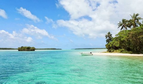 Beberapa pantai populer di Jawa Tengah adalah Pantai Karimun Jawa, Pantai Karang Jahe Rembang, Pantai Menganti Kebumen, dan masih banyak lagi.