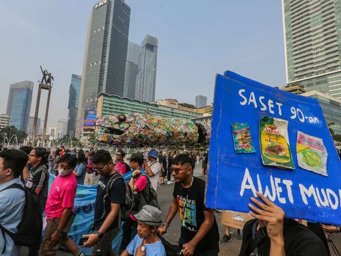 FOTO: Pegiat Lingkungan Pawai Bawa 'Ular Sampah Saset Raksasa' Tuntut Bebas Plastik di Kawasan Bundaran HI