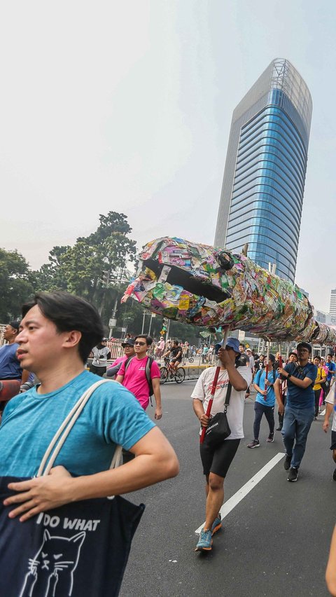 Instalasi ular dari sampah plastik saset mewarnai aksi pawai bebas plastik dengan long march dari stasiun MRT Bendungan Hilir sampai<br />Bundaran HI.