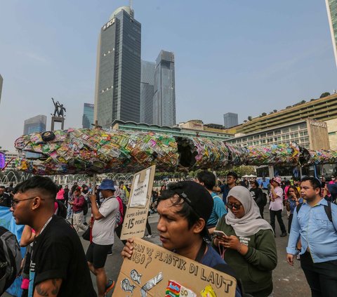 FOTO: Pegiat Lingkungan Pawai Bawa 'Ular Sampah Saset Raksasa' Tuntut Bebas Plastik di Kawasan Bundaran HI