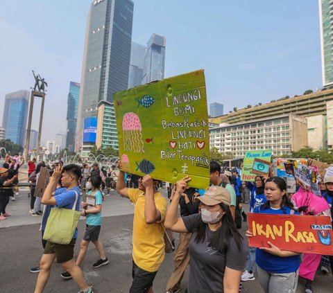 FOTO: Pegiat Lingkungan Pawai Bawa 'Ular Sampah Saset Raksasa' Tuntut Bebas Plastik di Kawasan Bundaran HI