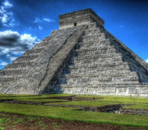 Peradaban Maya terkenal karena piramidanya dan sejumlah bangunan batu menakjubkan yang selama ini ditemukan di sepanjang selatan Meksiko, Guatemala, Belize, Honduras, dan El Salvador.