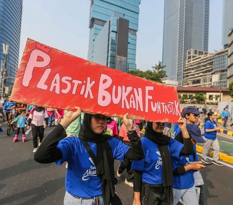 FOTO: Pegiat Lingkungan Pawai Bawa 'Ular Sampah Saset Raksasa' Tuntut Bebas Plastik di Kawasan Bundaran HI