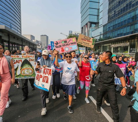 Mantan Menteri Kelautan dan Perikanan RI, Susi Pudjiastuti tampil berpartisipasi saat pawai bebas plastik bersama para aktivis lingkungan di Kawasan Sudirman, Jakarta, Minggu (30/7/2023).