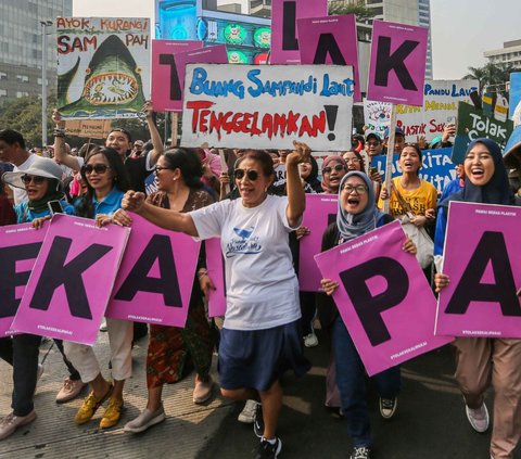 FOTO: Tampil Bak ABG, Susi Pudjiastuti Curi Perhatian Bentangkan Poster Menggegerkan saat Pawai Bebas Plastik di Bundaran HI