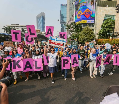 FOTO: Tampil Bak ABG, Susi Pudjiastuti Curi Perhatian Bentangkan Poster Menggegerkan saat Pawai Bebas Plastik di Bundaran HI