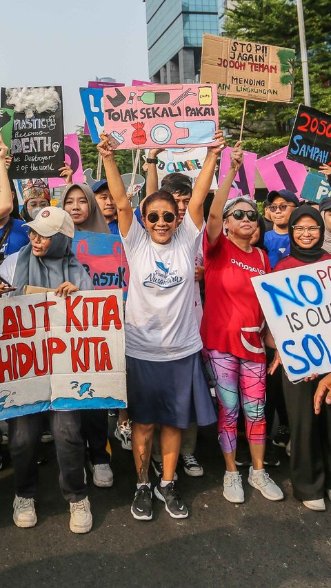 FOTO: Tampil Bak ABG, Susi Pudjiastuti Curi Perhatian Bentangkan Poster Menggegerkan saat Pawai Bebas Plastik di Bundaran HI