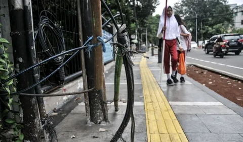 Pernyataan sama datang dari Ketua Fraksi Partai Gerindra DPRD DKI Jakarta Nurhasan. Dia meminta Pemprov DKI serius menata banyaknya kabel fiber optik yang kusut dan menjuntai.