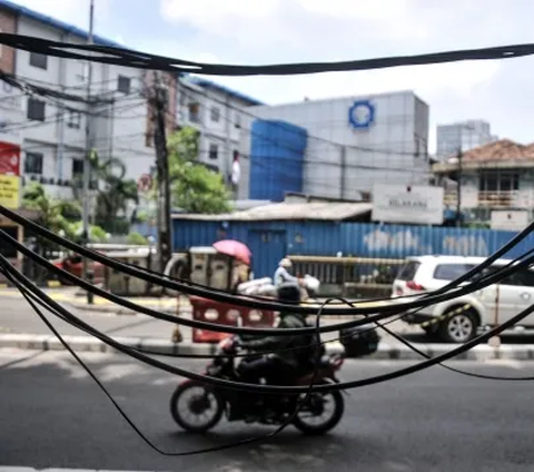 Lebih lanjut, Nurhasan juga mendorong Pemprov DKI Jakarta meningkatkan fungsi pengawasan terhadap para pengelola SJUT di Jakarta. Mengingat, masih banyak kabel semerawut milik berbagai perusahaan operator yang belum dirapikan.