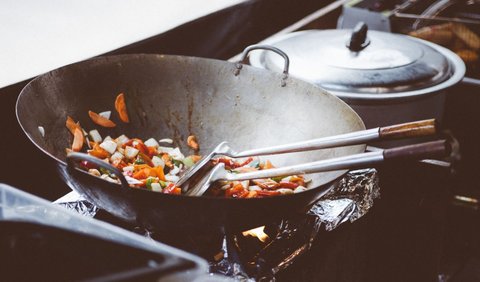 Kreasi tumis jamur kuping bisa Anda kombinasikan dengan daging, ayam, seafood, hingga sayur-sayuran. Anda bisa ikuti salah satu dari beberapa resep kreasi tumis jamur kuping di bawah ini.