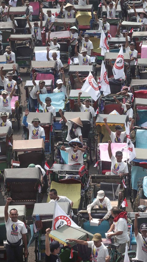 Ratusan tukang becak dari berbagai pos di Kota Bogor itu menilai Ganjar Pranowo mampu melanjutkan program-program Presiden Joko Widodo (Jokowi).<br />( merdeka.com/Arie Basuki )