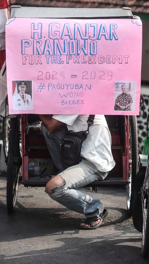Poster-poster unik dukungan kepada Ganjar juga mereka pajang di depan becaknya saat deklarasi.<br />( merdeka.com/Arie Basuki )