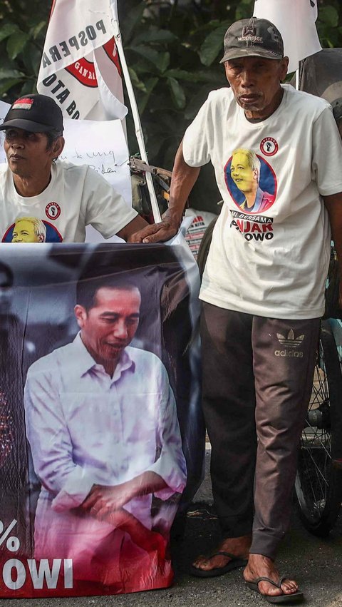 Para tukang becak ini juga membawa poster Presiden Jokowi ketika melakukan deklarasi mendukung Ganjar sebagai calon presiden dalam Pemilu 2024 <br />( merdeka.com/Arie Basuki )