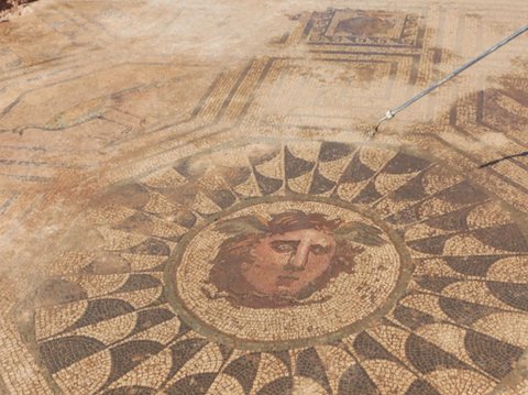 Mozaik Bergambar Sosok Medusa dari Zaman Romawi Kuno Ditemukan di Sebuah Lantai Rumah